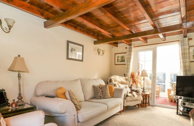 THE COTTAGE, pet friendly, with a garden in Preston, Hull