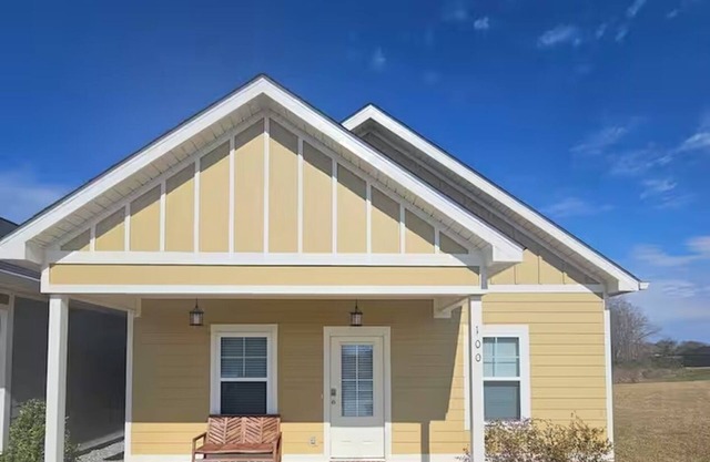 The Cottages 2 2BR2BA Dothan Pet Friendly Gorgeous Pool, Pickle Ball court, Gym