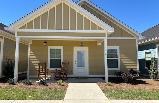The Cottages 3 2BR2BA Dothan Pet Friendly Gorgeous Pool, Pickle Ball court, Gym