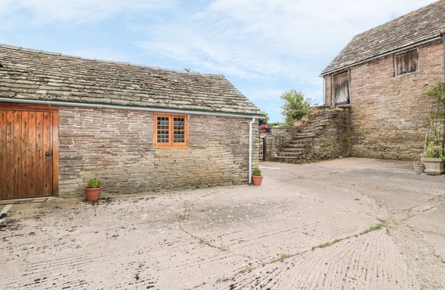 THE COW COTT, pet friendly, with a garden in Hereford
