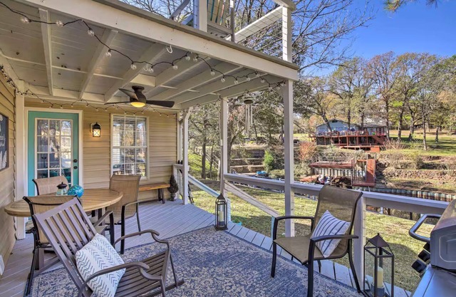 The Cozy Cove at Cedar Creek Lake: Kayaks, Dock, Kids & Dog Friendly!