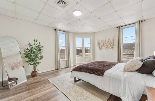 The Cozy Emerald Stay 5 Minutes to Downtown