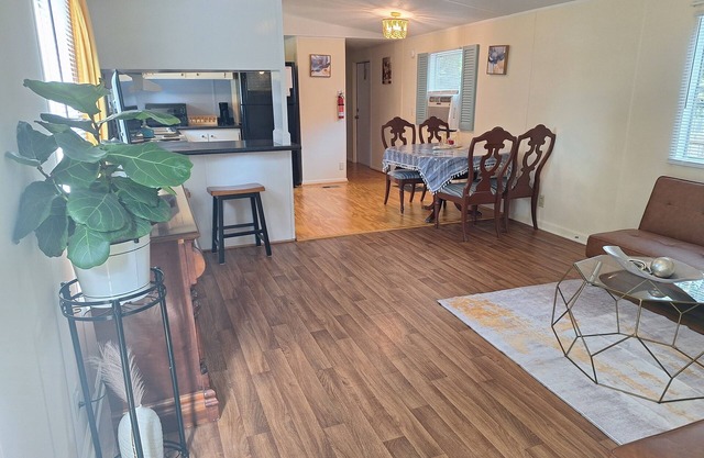 The Cozy Main Suite 2-bedroom mobile home in welcoming Hinesville with WiFi, Ac