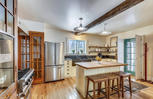The Cozy Villager: 2 br w/a/c in walkable Village location!