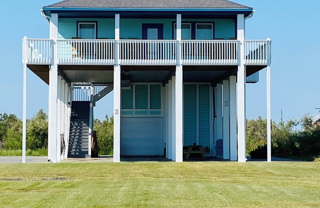 The Crab Shack. 360 degree views of Gulf and Bay. Pickleball! Across from beach!
