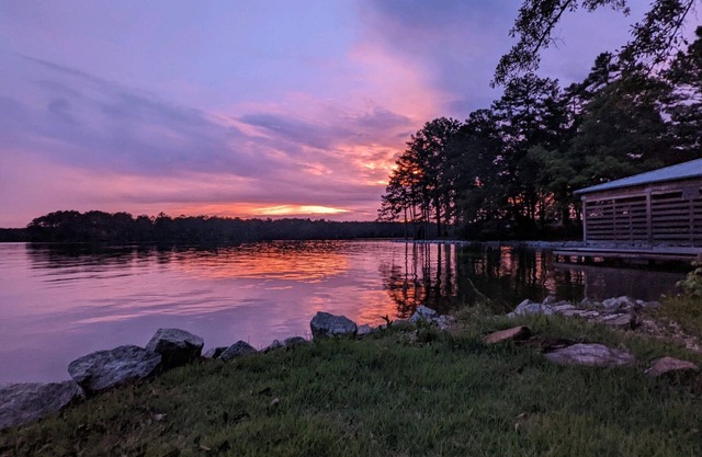 "THE CRESCENT" - Lakefront heaven w/big views, sunset, private cove & hot tub