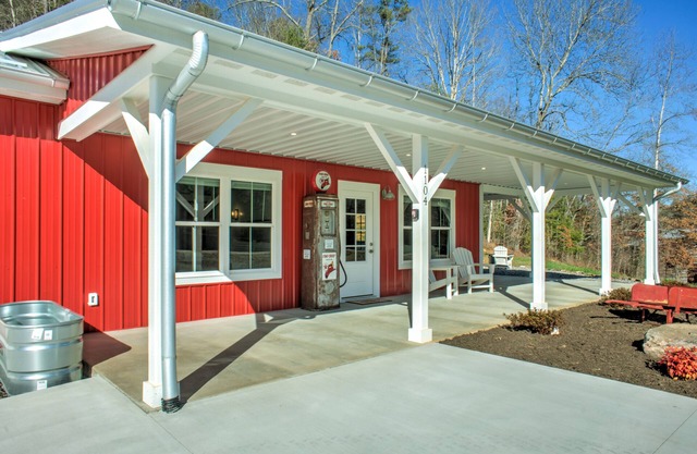 The Double B | Modern Farmhouse | Private Pond, Hot Tub, and Fire Pit