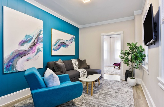 The Downtown Hive: Sophisticated stay steps from Main St Bethlehem!