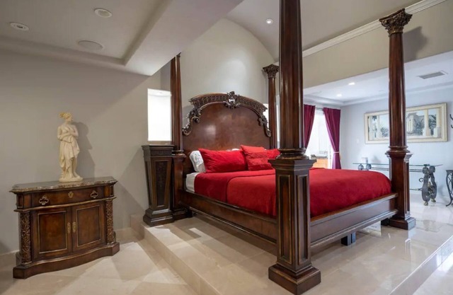 The Emperor’s Suite – Central Houston Luxury