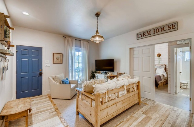 The Euro - A Hill Country Suite