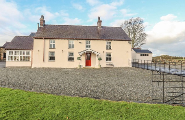 THE FARM HOUSE, pet friendly, character holiday cottage in Llangefni
