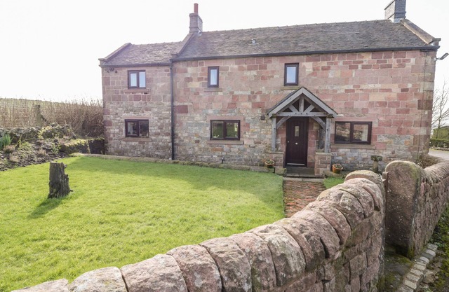 THE FARMHOUSE, pet friendly, with hot tub in Biddulph