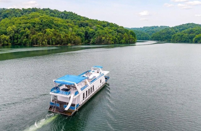 The Flagship Houseboat 84' - Largest Houseboat, 6 bedrooms,waterslide, fireplace on rooftop lounge area