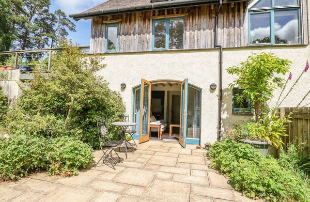 THE GARDEN FLAT, pet friendly, with a garden in Fort William
