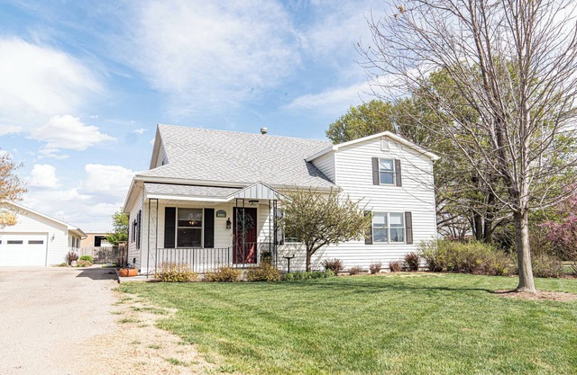 The Gathering Place 6 BR 4 Bath in rural Hutchinson!