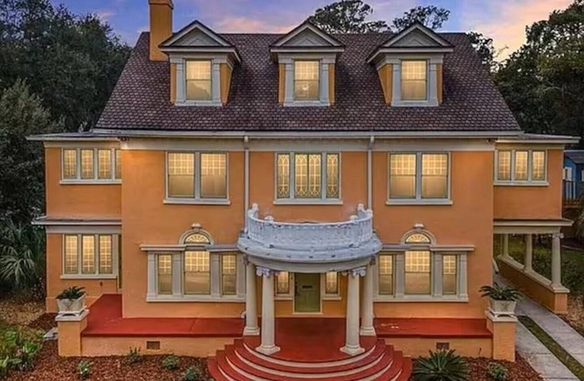 The Gator Manor – 6 Bedrooms Walk to UF/Stadium