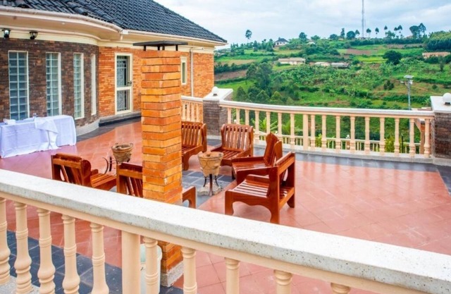 The Georges' Residence : King Room with Mountain Viewn