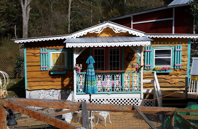 The Gingerbread Farmyard Tiny Home - Come and Reconnect!
