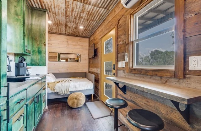 The GlampBox. Lakefront, 20acres, Starlink Wifi!