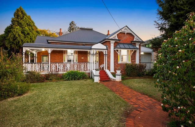 The Glen Iris 1913 - Historic Charm Meets Modern Comfort in a central location