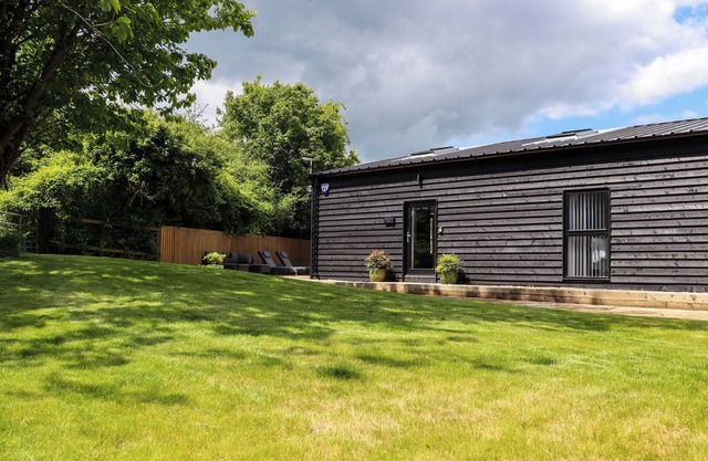 THE GOOSE SHED, pet friendly, luxury holiday cottage in Wingham
