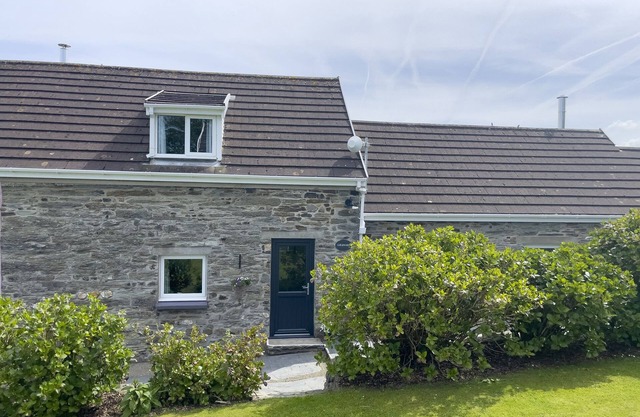 THE GRANARY @ CANLLEFAES, pet friendly, with pool in Cardigan
