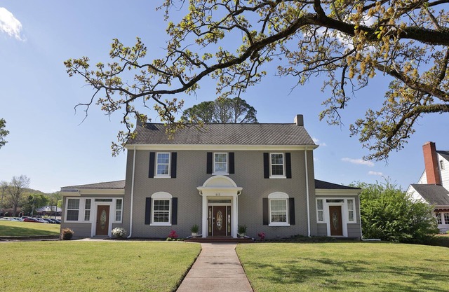 The Grand Colonial Manor on East 11th - 3 Kings!