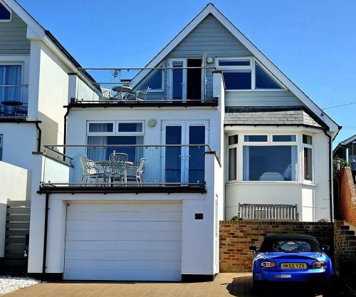 The Hamptons - Entire Seafront Property with Stunning Sunsets