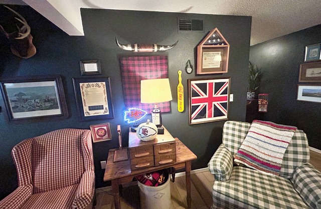 "The Hangout" Private Basement Apartment in Quiet South Springfield Neighborhood