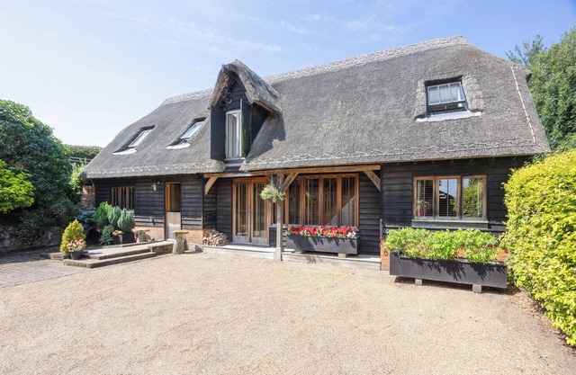 THE HAYLOFT, character holiday cottage, with open fire in Herne Bay