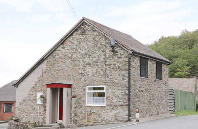 THE HAYLOFT, pet friendly, character holiday cottage in Stiperstones