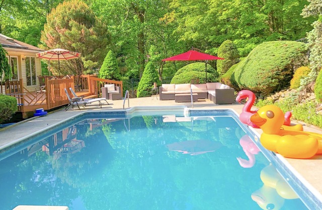 "THE HILLTOP"- 30 Mins NYC- 20 Mins West Point-1 Acre Private-Heated Pool