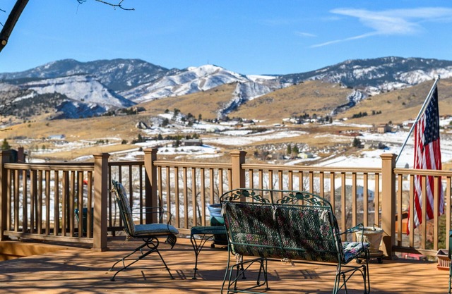 The Hilltop Hideaway: A peaceful base camp for RMNP trips and Loveland weddings.