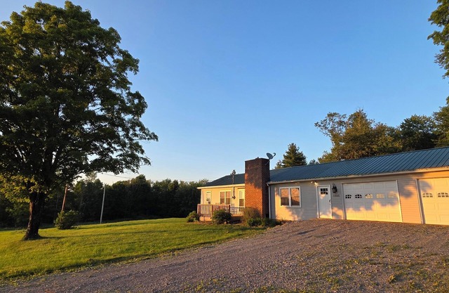 "The Homely House": Beautiful Mountain Views 2-Bdrm House with 77" TV, WiFi, AC