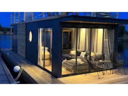 The houseboat Astrid