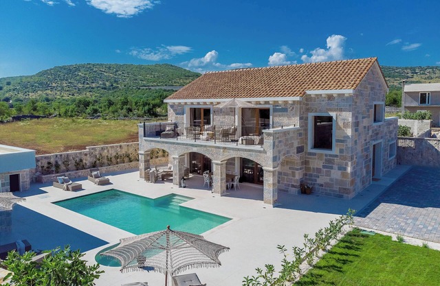 The James Bond Mansion - Jacuzzi, Pool and Games