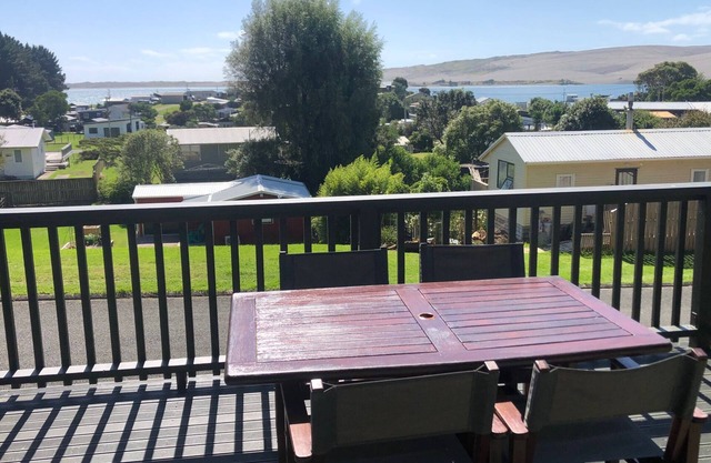 The Kakariki Cottage - Experience all that Aotea has to offer