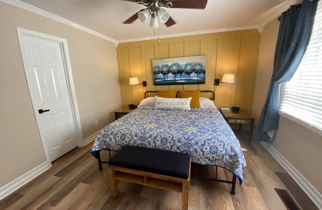 THE Ladiga Comfy home, King Bed & EV Charger.