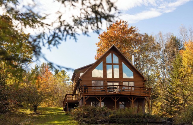 The Lake's End - Beautiful Lakefront Log Home in the White Mountains