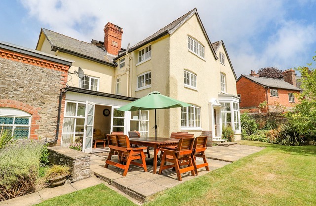 THE LAURELS, pet friendly, with a garden in Bishop's Castle