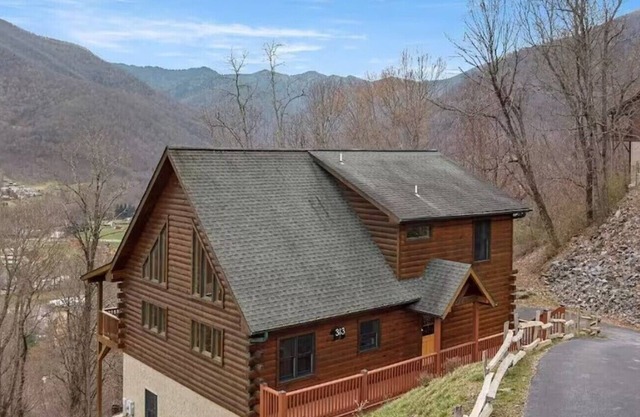 THE LAZY BEAR, A luxury log cabin nestled in the heart of Maggie Valley.