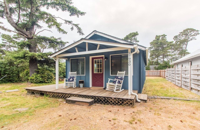 The Lazy Dragon #147 - Cute classic cabin, walk to beach, fun back yard.