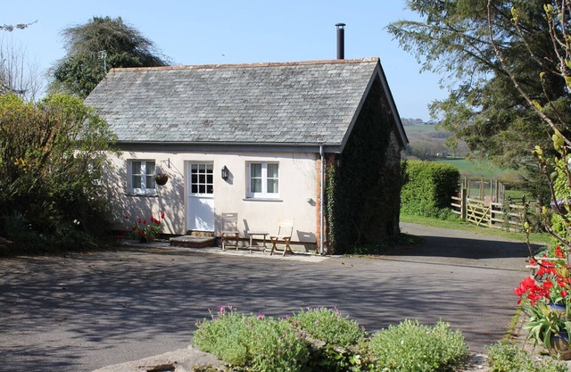 THE LINNEY, pet friendly, with open fire in Littleham, North Devon