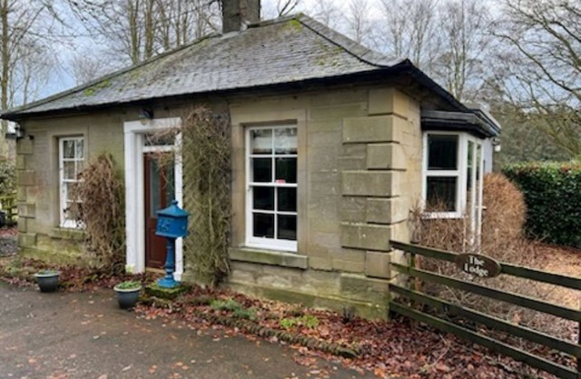The Lodge- charming cottage on private country house estate