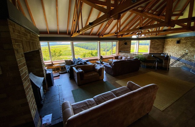 THE LODGE, pet friendly, character holiday cottage in Llanidloes