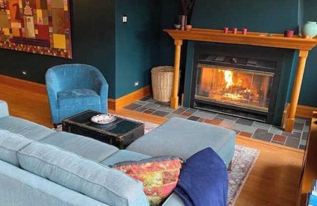 The Logan Square Guest House - Classic Vintage Comfort With Free Parking!