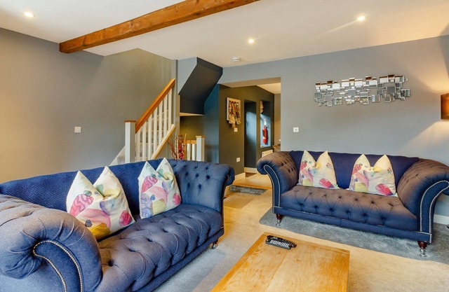 THE LOOKOUT, pet friendly, luxury holiday cottage in Holmfirth
