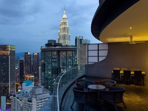 The Luxury Penthouse Twin Tower view