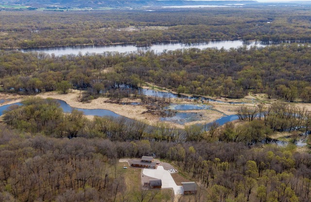 The Main Stay on the Bluff: Private 4-Bedroom Retreat in peaceful Pepin.