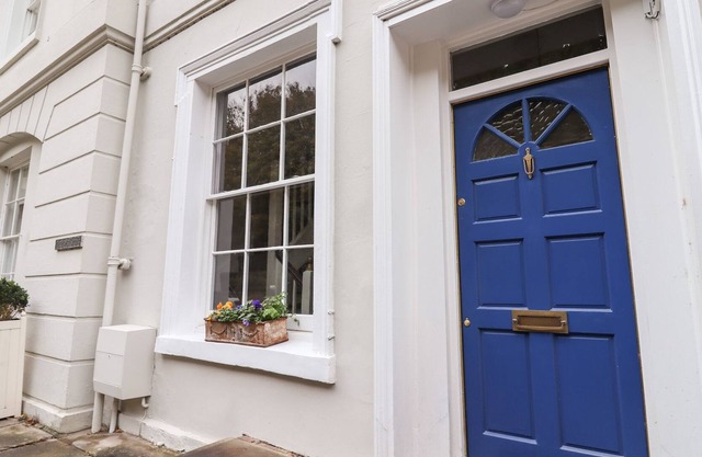 THE MANSE STUDIO, pet friendly, character holiday cottage in Malvern